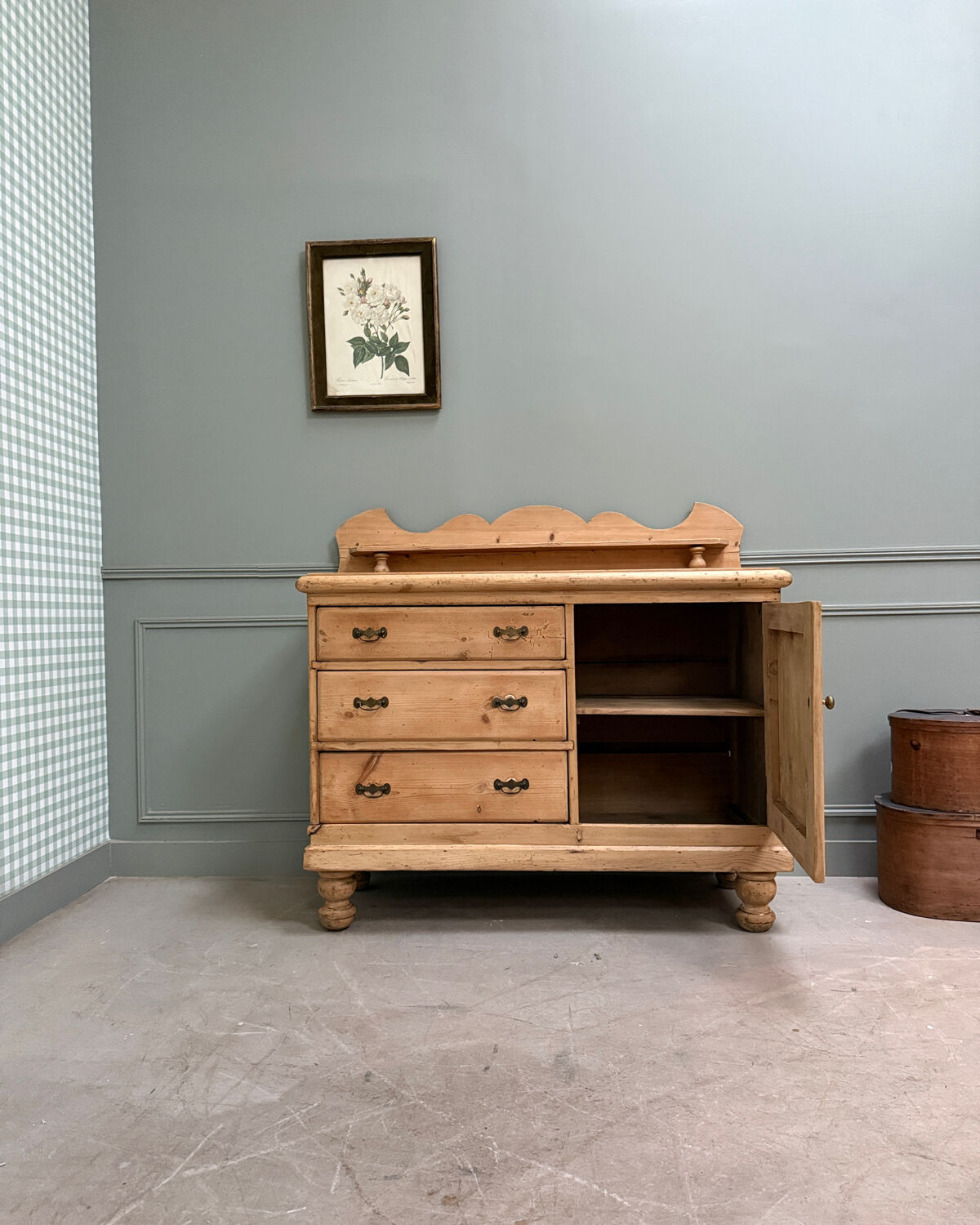 Large English chest of drawers (renovated)