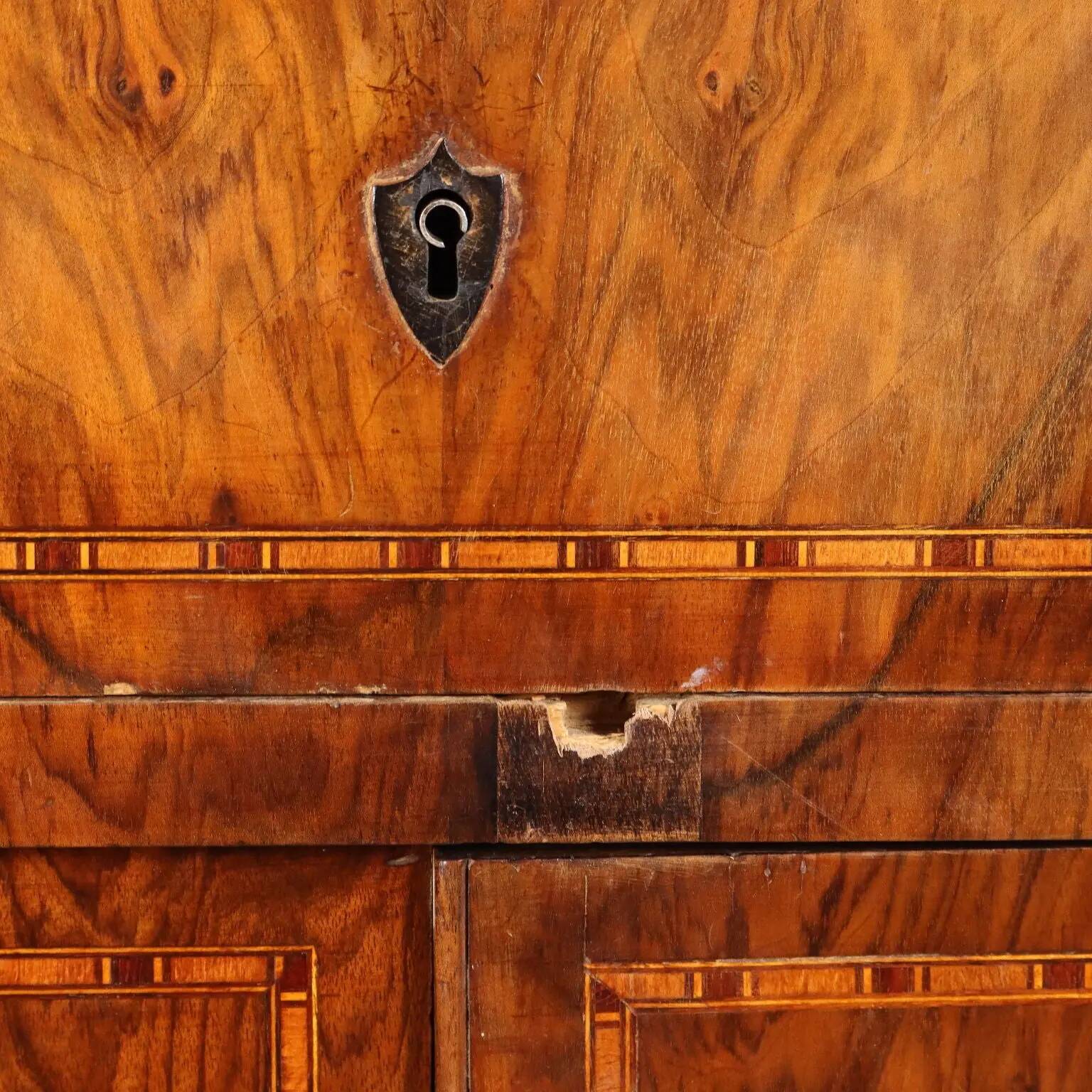 Antique buffet in Eastern European walnut, 19th century.