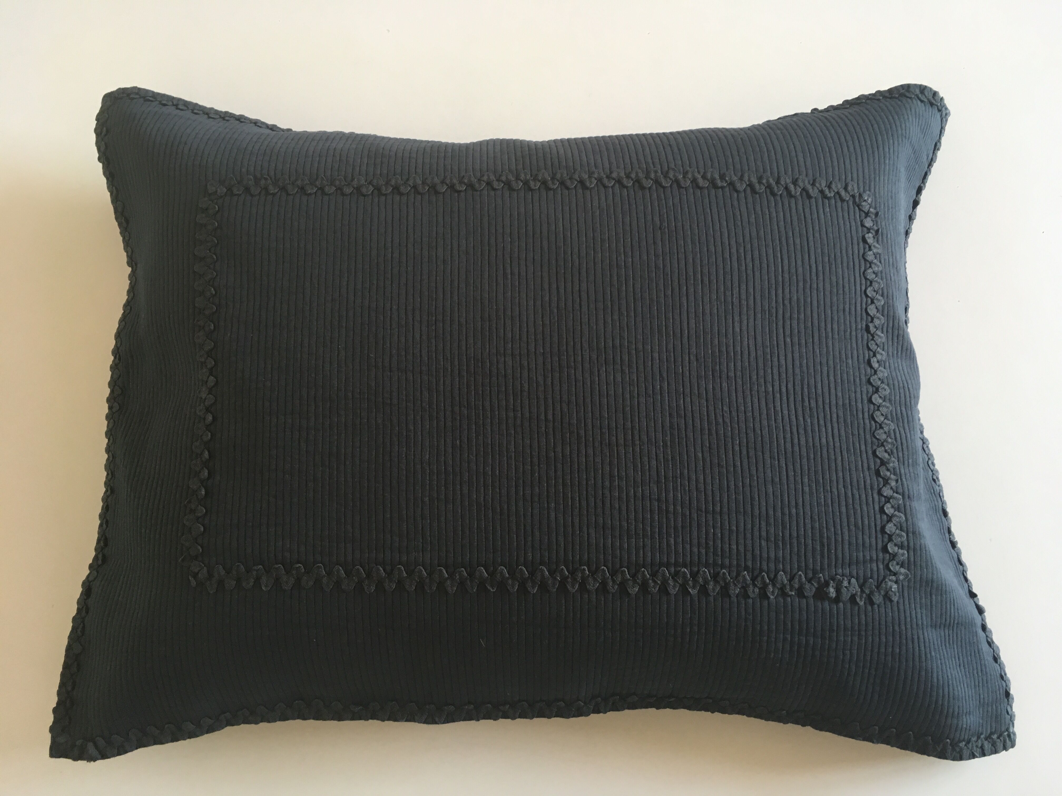 Housse de coussin 60s en piqué de coton bordée de croquet
