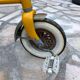 Tricycle jaune  avec godet rabattable