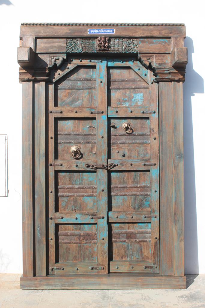 Indian door in old teak piece and patina of origin