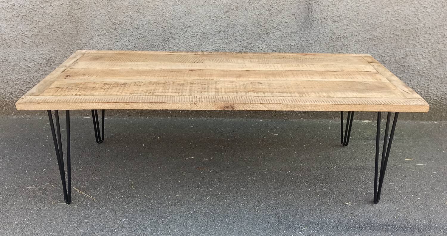 Wooden coffee table with pin legs