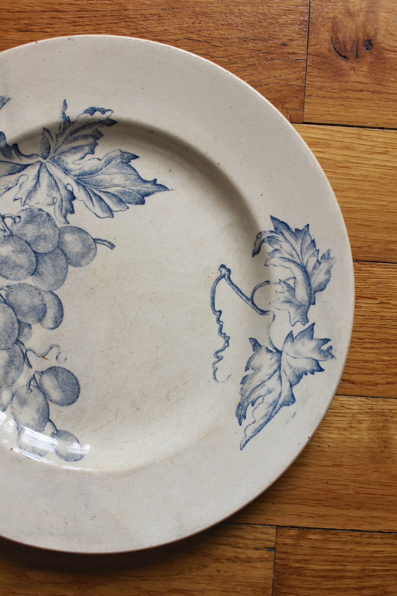 Plat rond en terre de fer décor de vignes et raisins, fin XIXe début XXe