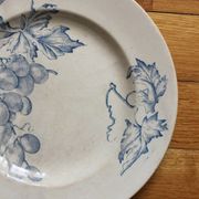 Plat rond en terre de fer décor de vignes et raisins, fin XIXe début XXe