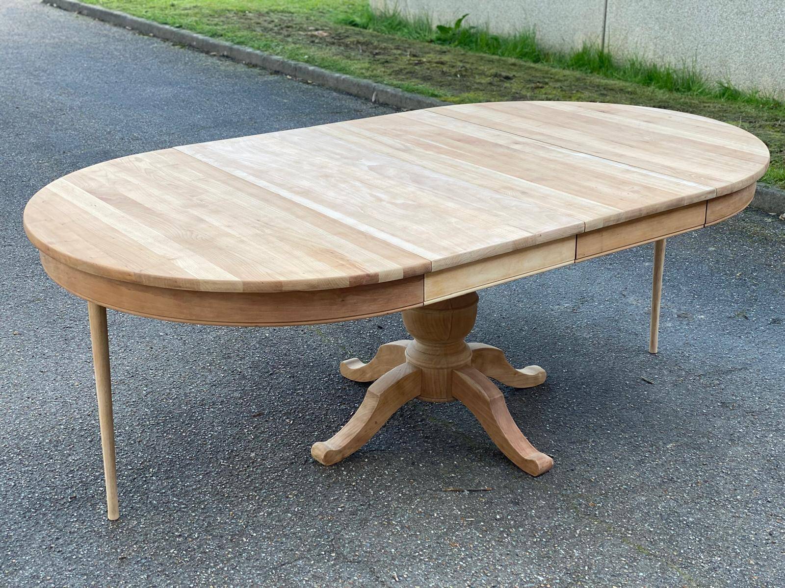 Extendable round dining table with central leg, renovated in raw oak, 210cm