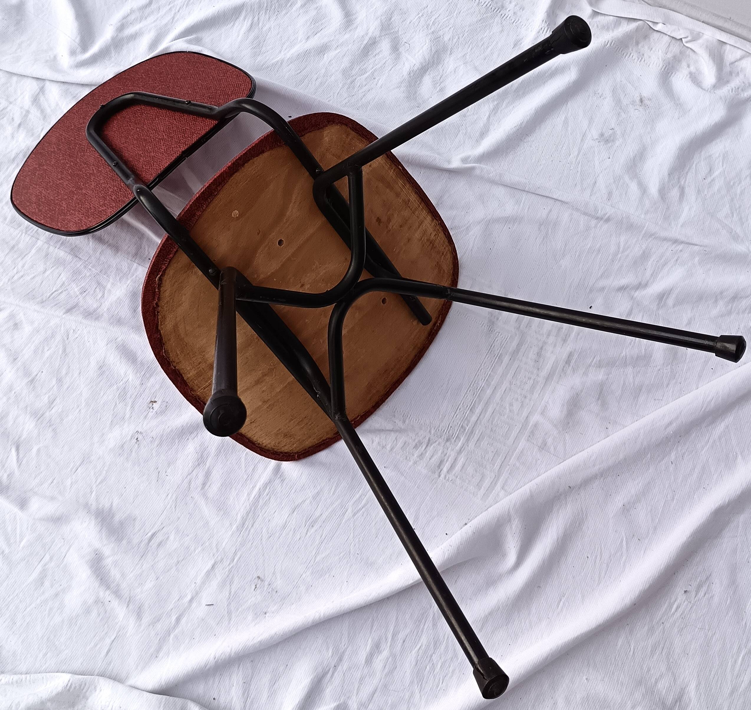 sixties chair with steel tube legs and a skaï seat