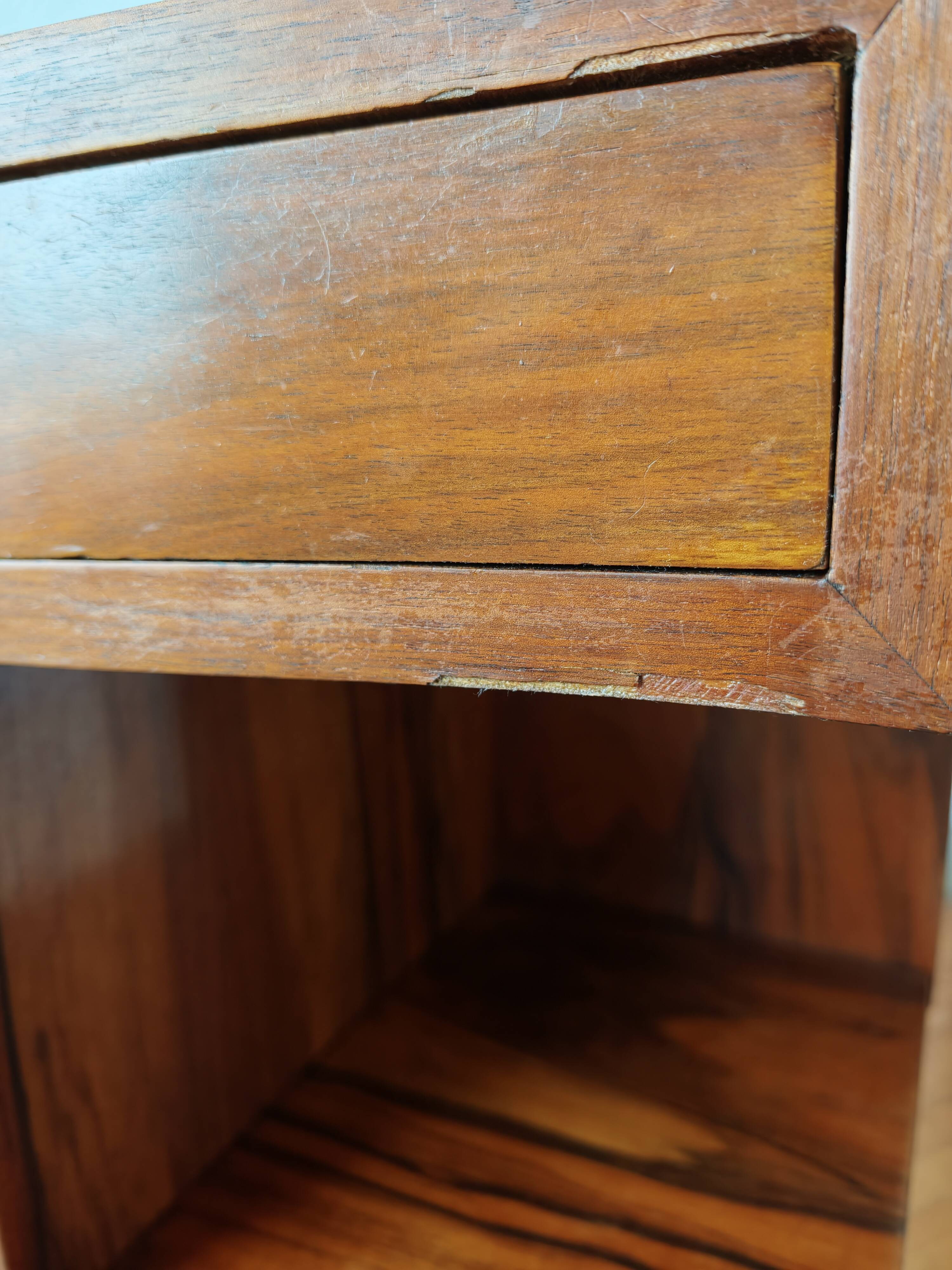 Pair of Art Deco bedside tables with flame veining, 1930s.