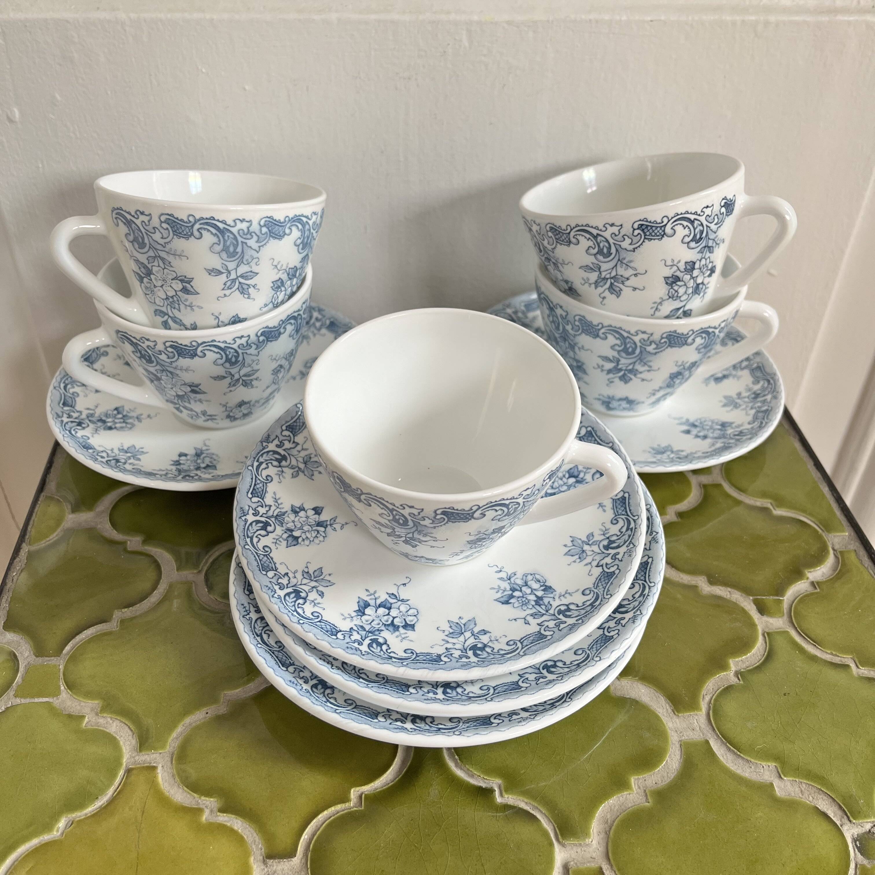 5 coffee cups with blue flower decor from the 70s