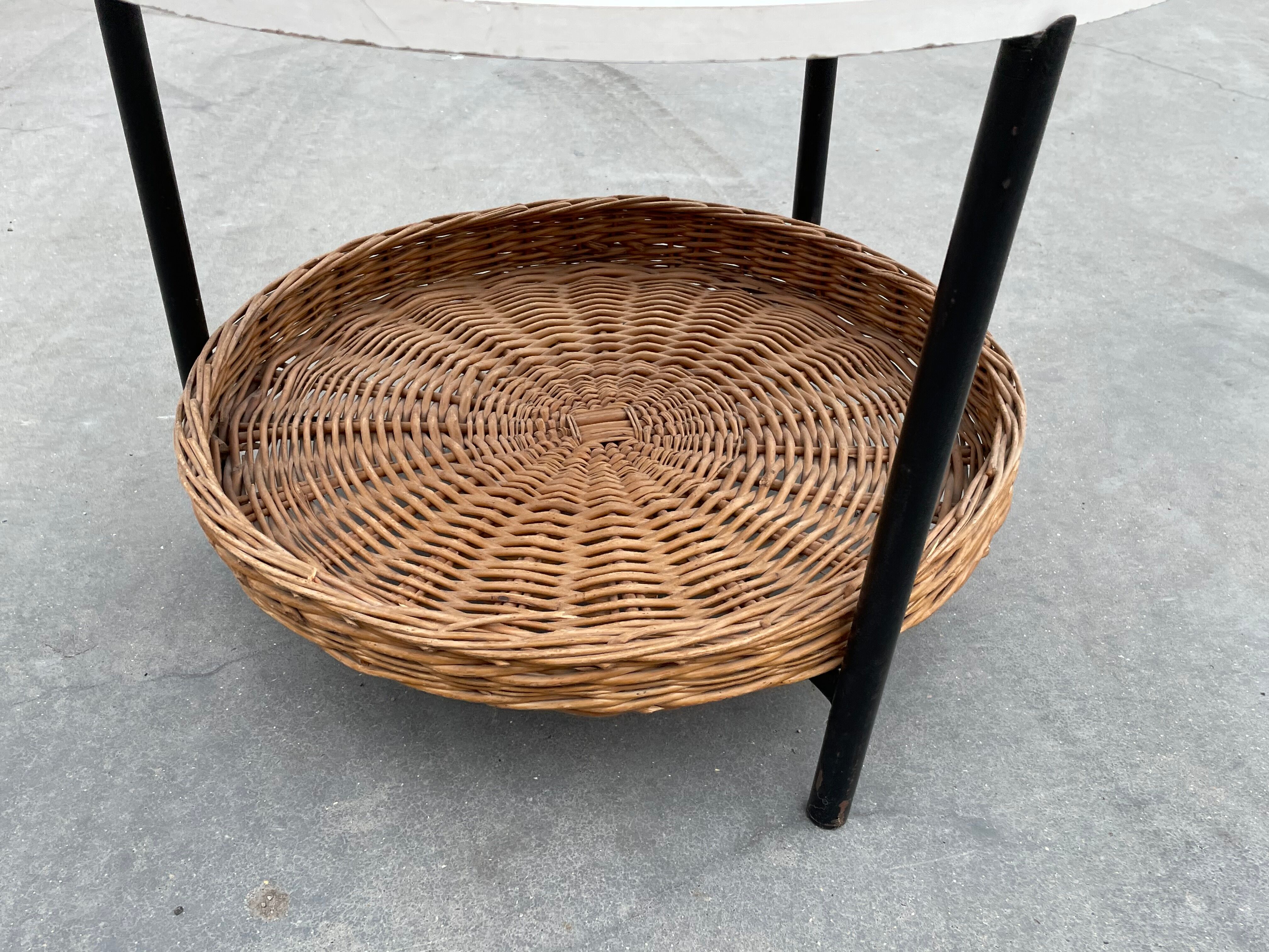 Modèle compact de table basse vintage avec panier de magazine