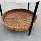 Modèle compact de table basse vintage avec panier de magazine