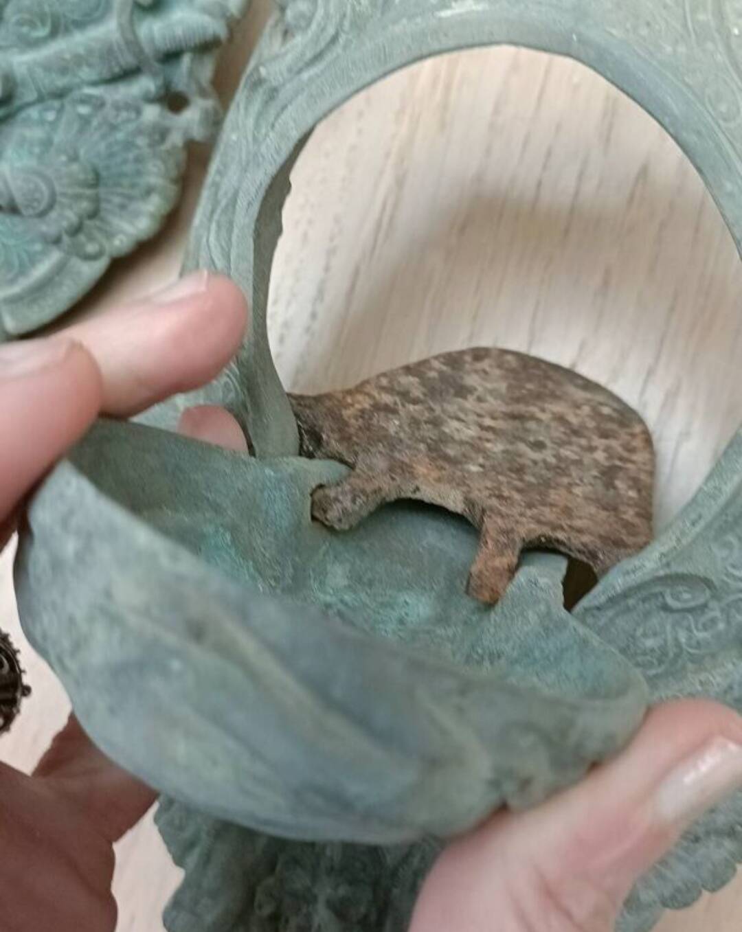 Billiard corner, bronze door knocker