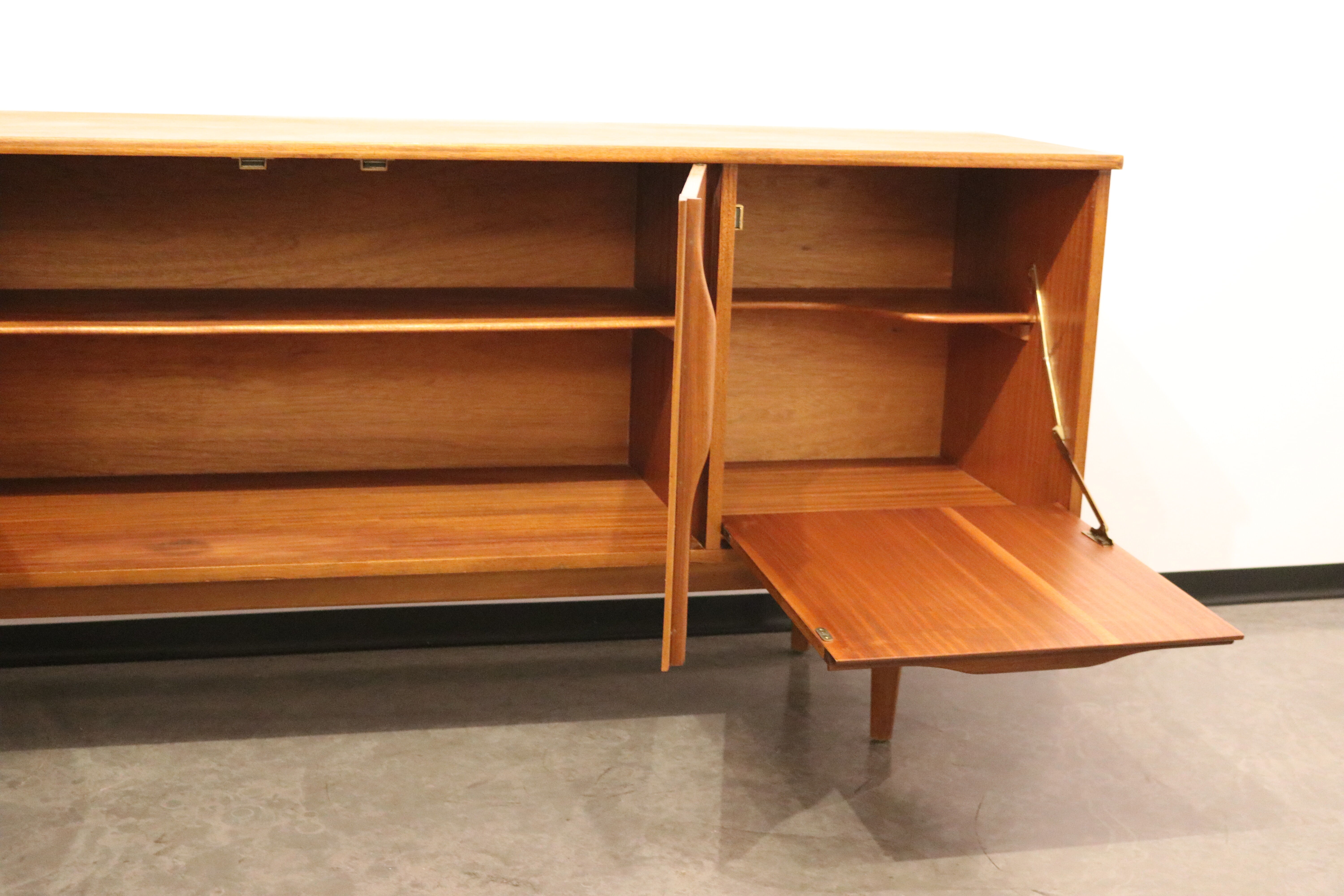 Sideboard in teak with built-in bar, Mcintosch - Scotland - 1960's