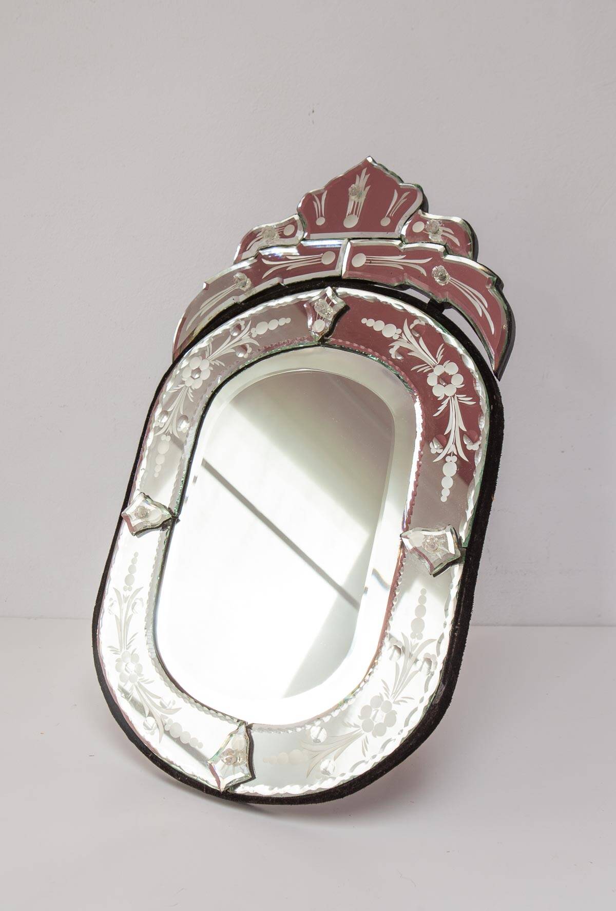 Miroir vénitien ovale avec fronton mural ou à poser c. 1950 (53*31 cm)