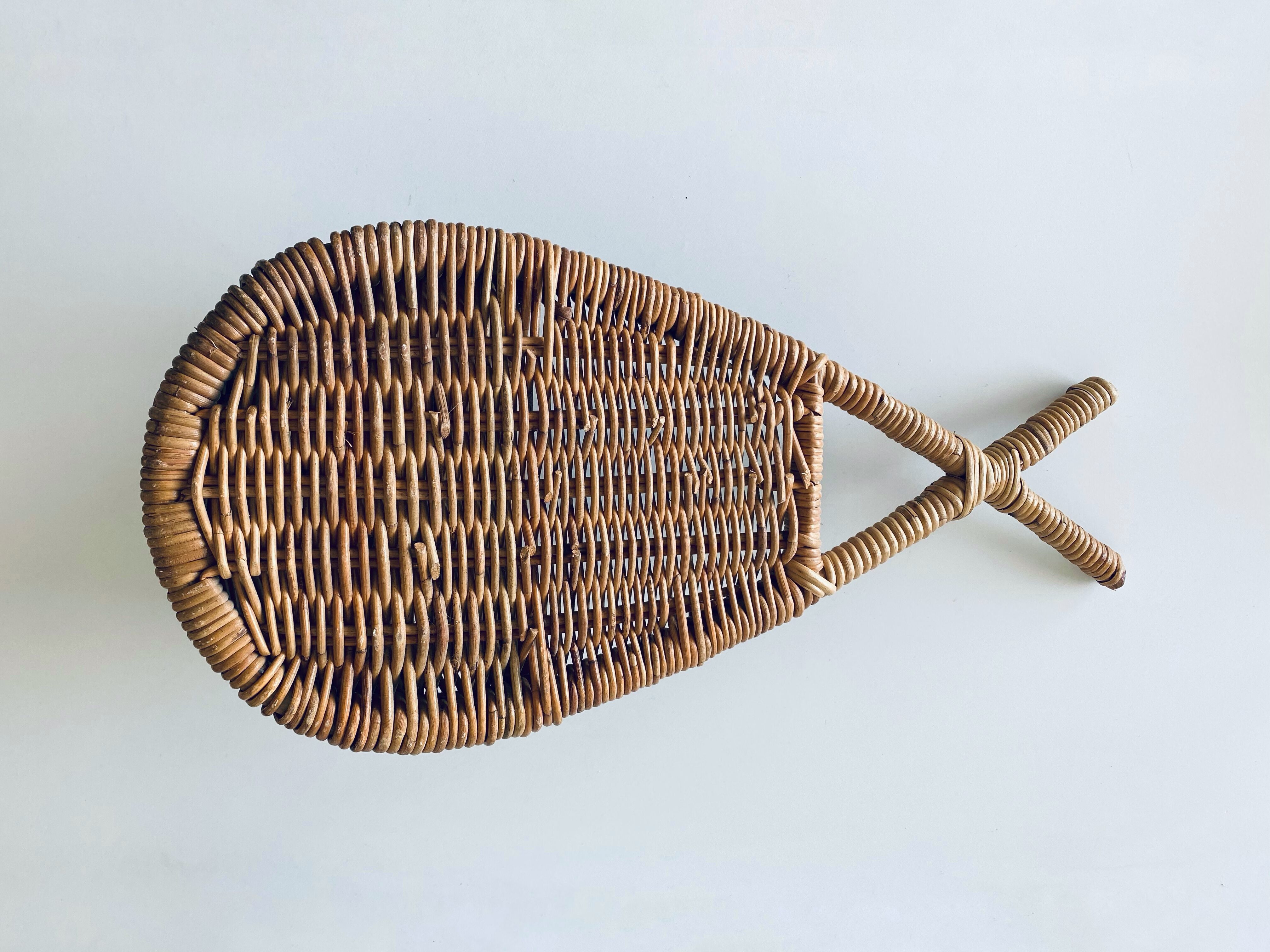 Vintage wall basket in rattan