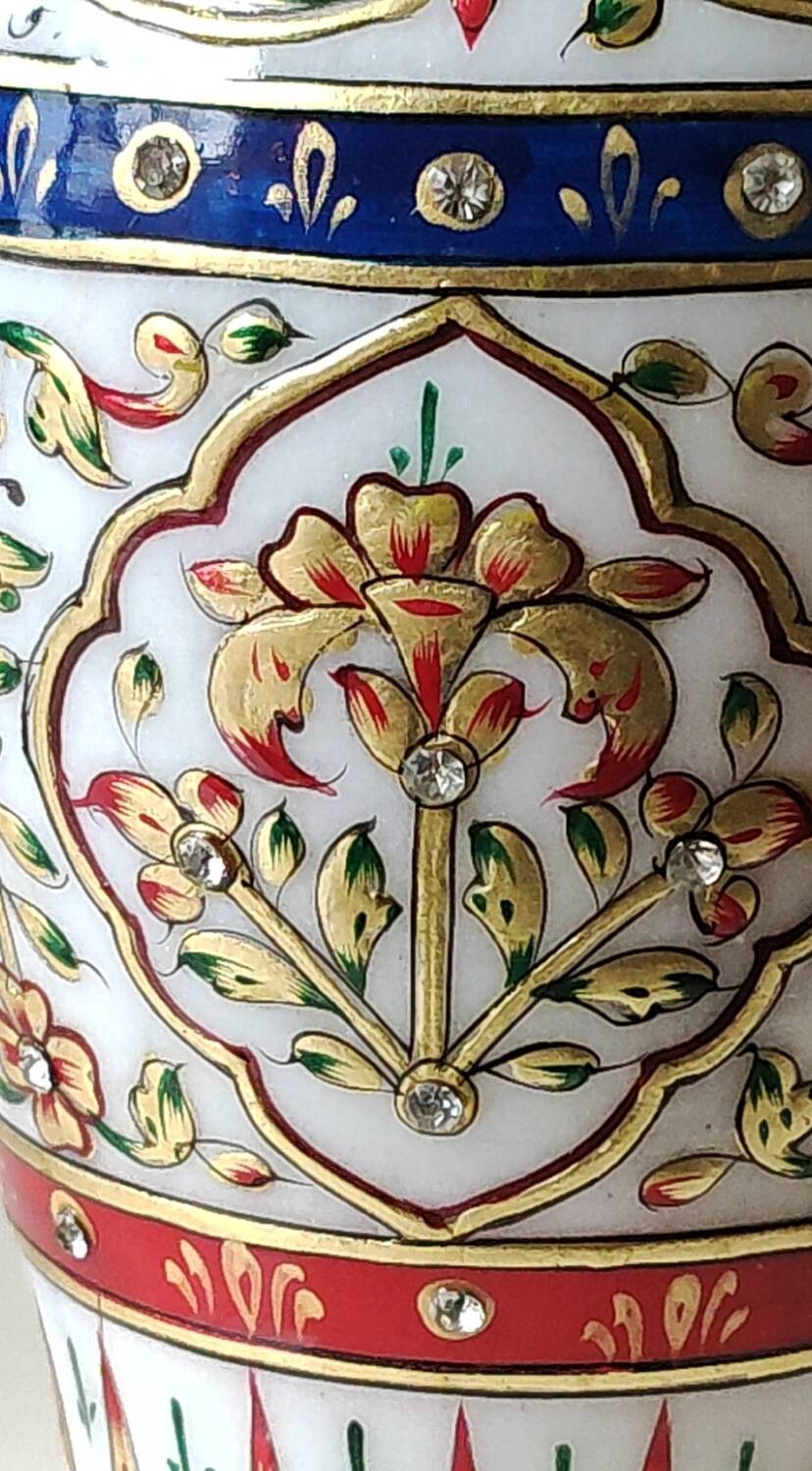 Hindu marble vase with floral decoration and gold leaf, in a box. Height 20 cm.