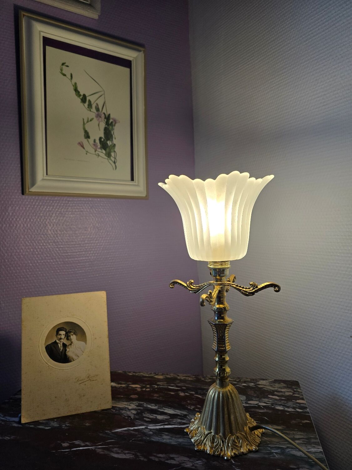 Lampe à poser originale éléments en métal doré et tulipe