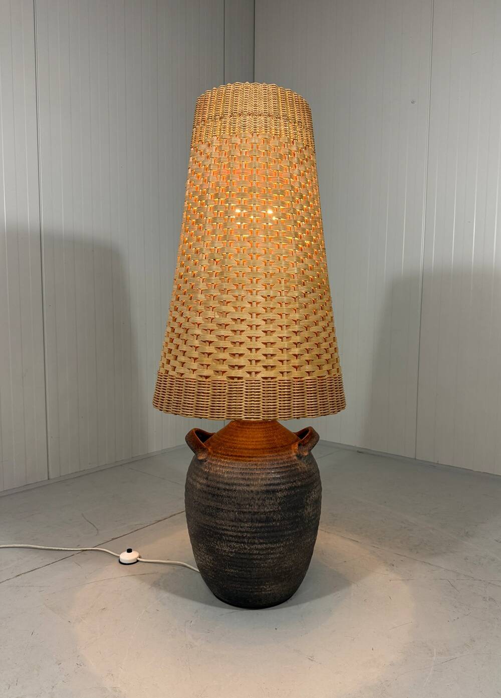 Grand lampadaire amphore en poterie avec abat-jour en rotin des années 1960