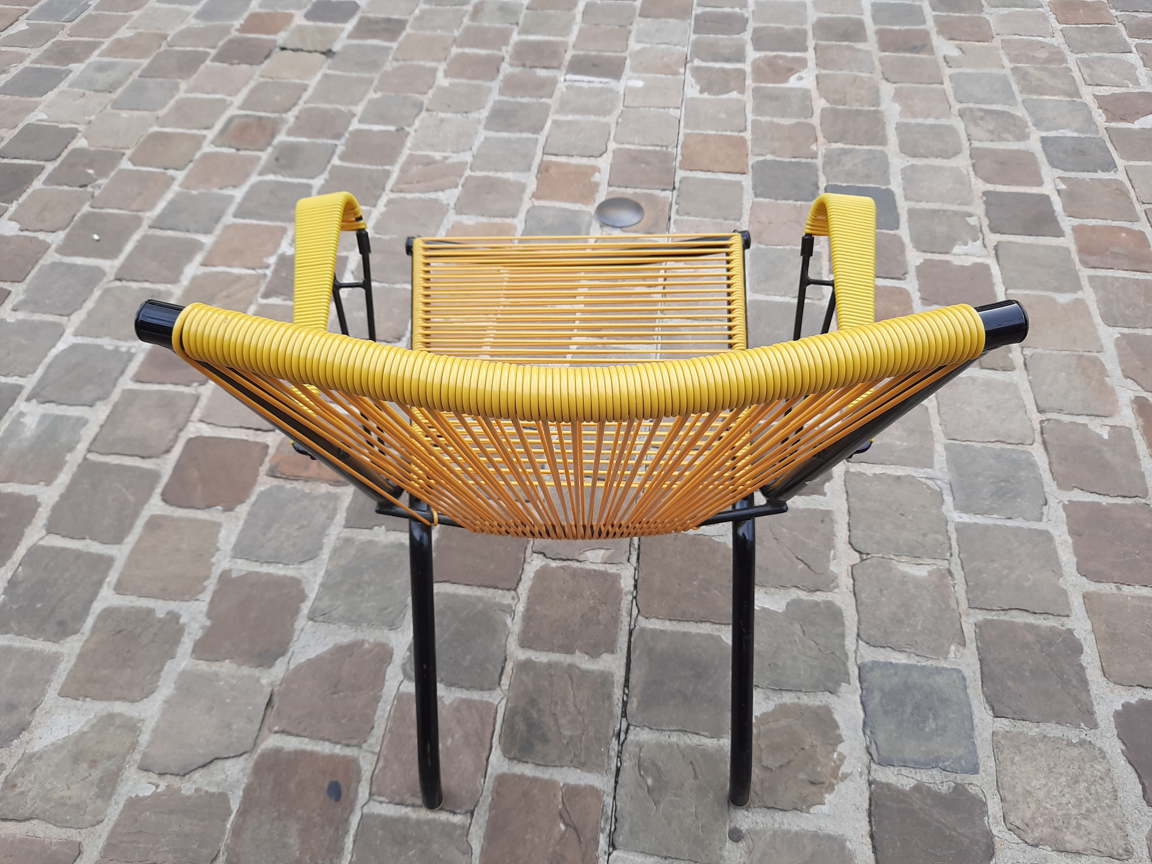 Folding chair in red scoubidou and black metal structure