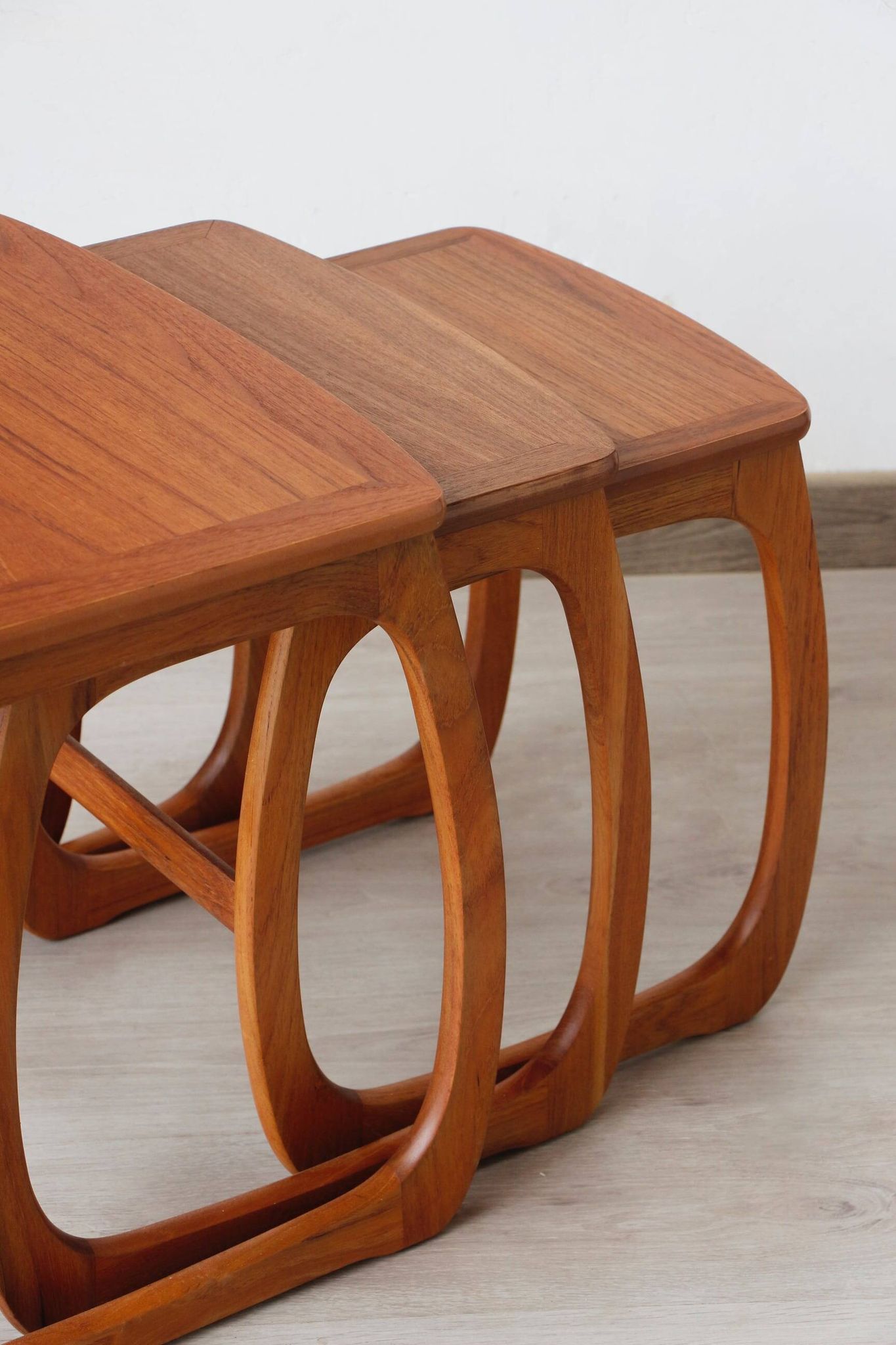 Tables gigognes en teck éditées par Nathan, années 60