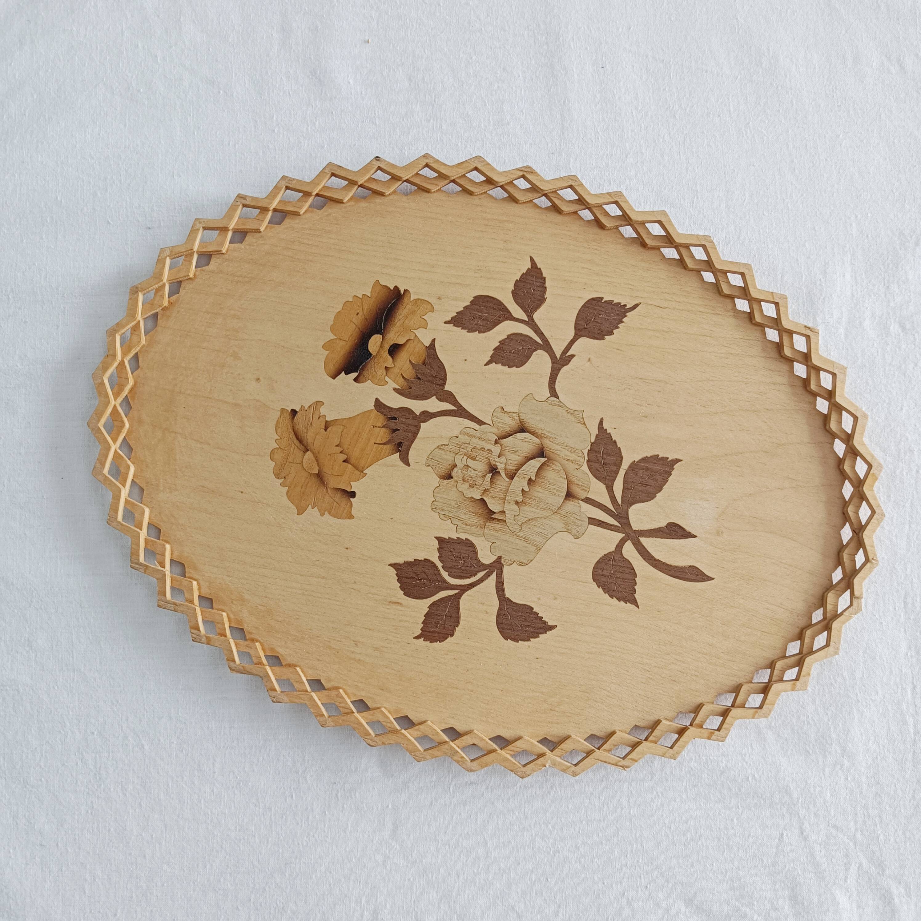 Plateau en bois, motif fleur