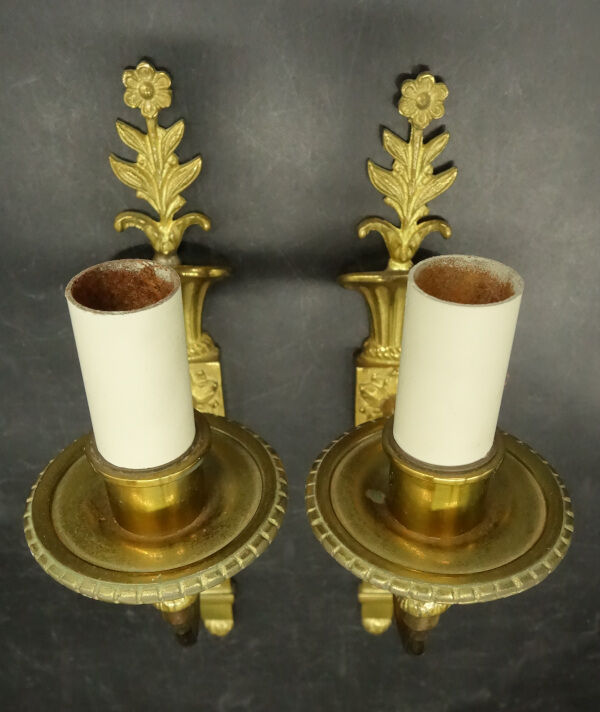 Pair of wall lamps with Louis XVI style flowers
