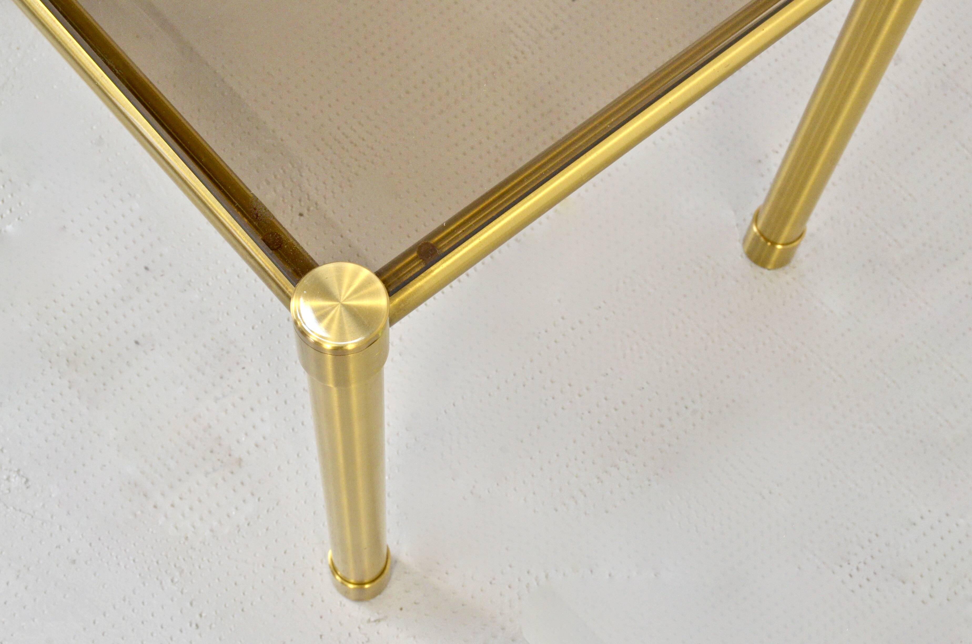 Table basse italienne du milieu du siècle en laiton tubulaire et verre fumé. Rétro.