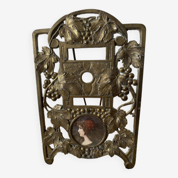 Porte-photo en bronze à poser avec médaillon "Buste femme" et décor de vigne.