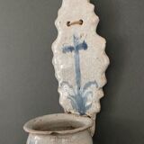 Font in earthenware eighteenth speckled decoration representing a cross