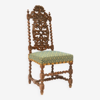 Chaise à dossier en bois richement sculpté