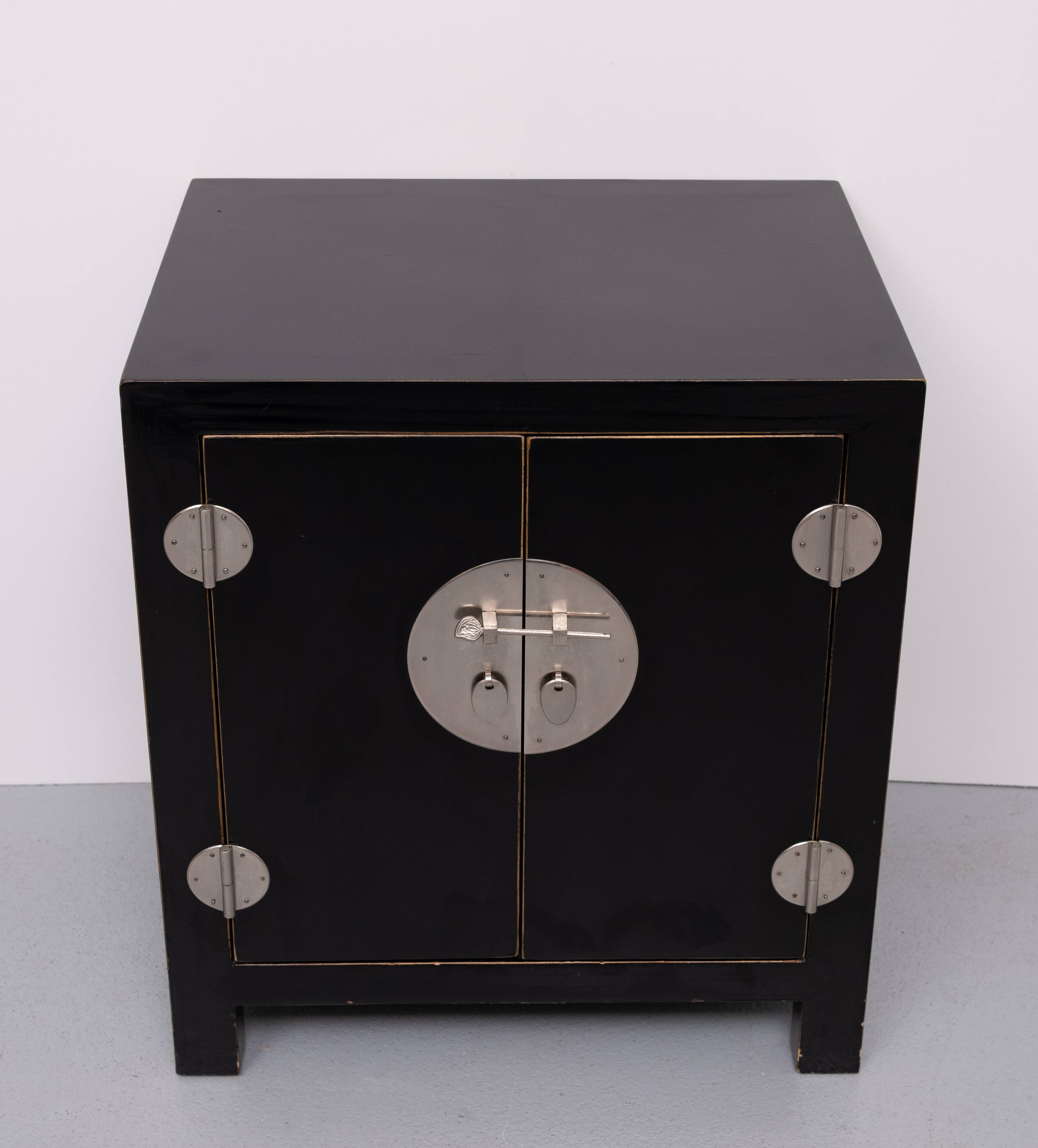 paire de chevets chinois noirs des années 1970