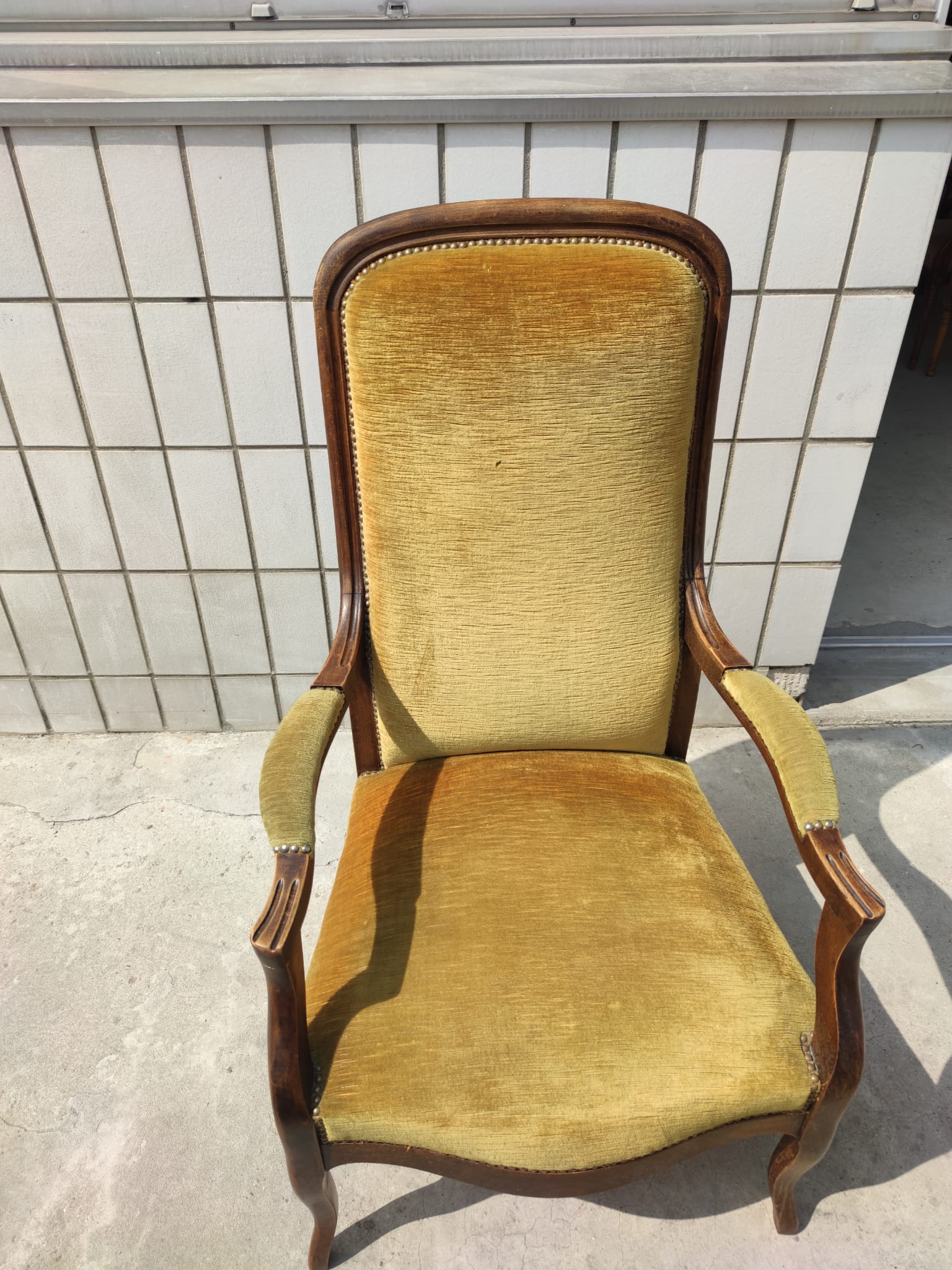 Fauteuil Voltaire garniture de velours jaune