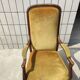 Fauteuil Voltaire garniture de velours jaune