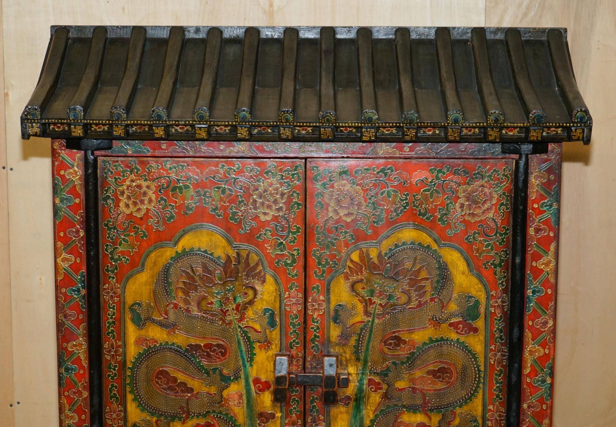 Armoire chinoise vintage peinte avec pagode et tiroirs