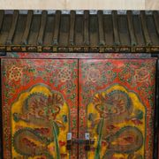 Armoire chinoise vintage peinte avec pagode et tiroirs