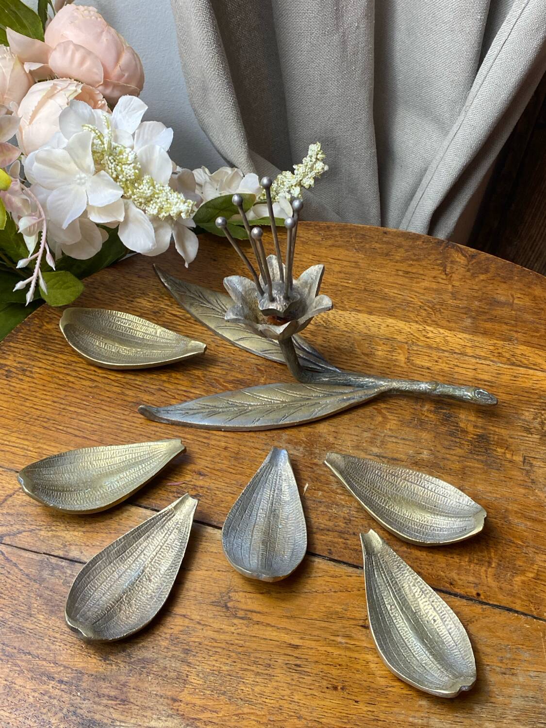 Individual flower-shaped ashtrays, solid brass, 1960s/70s