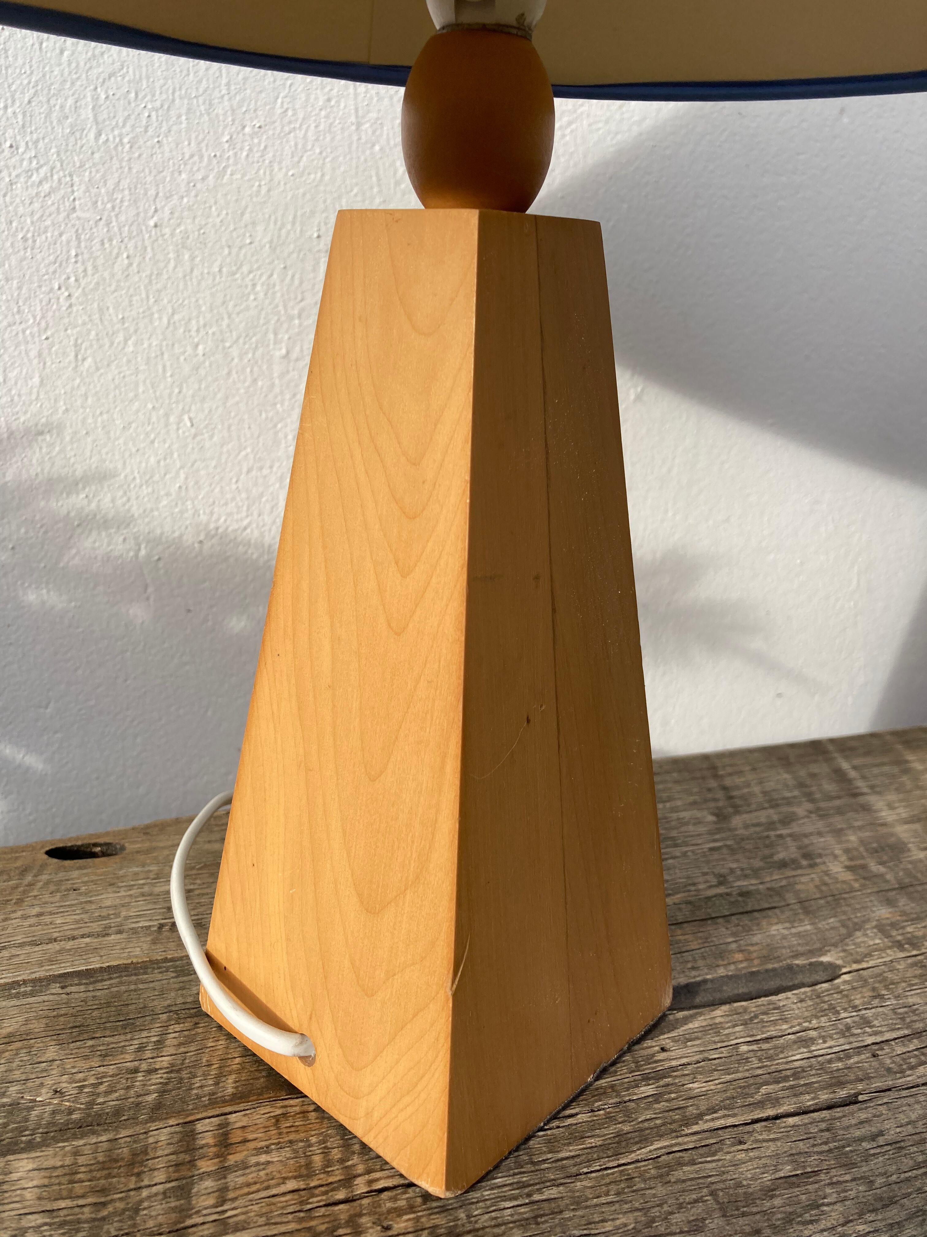 Lampe pyramide 80 en bois et abat jour bleu