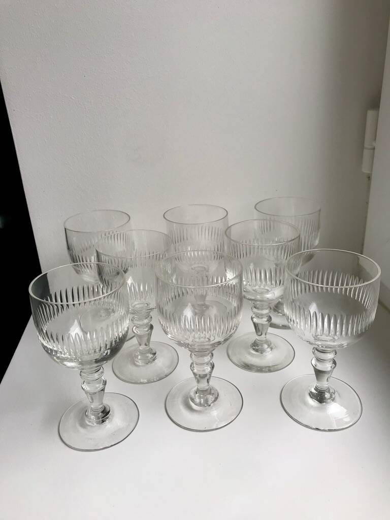 Ensemble de 8 verres à pied en verre moulé années 30 début XXème