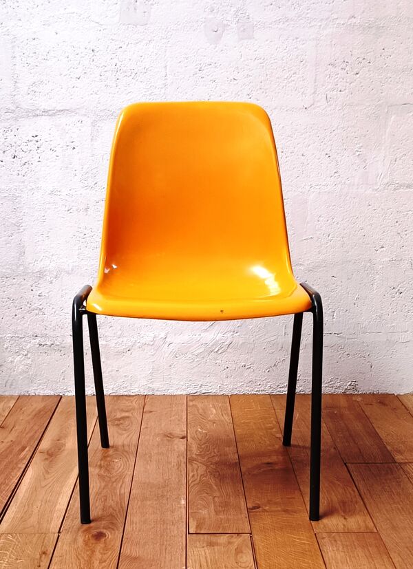 Chaise de collectivité jaune, vintage