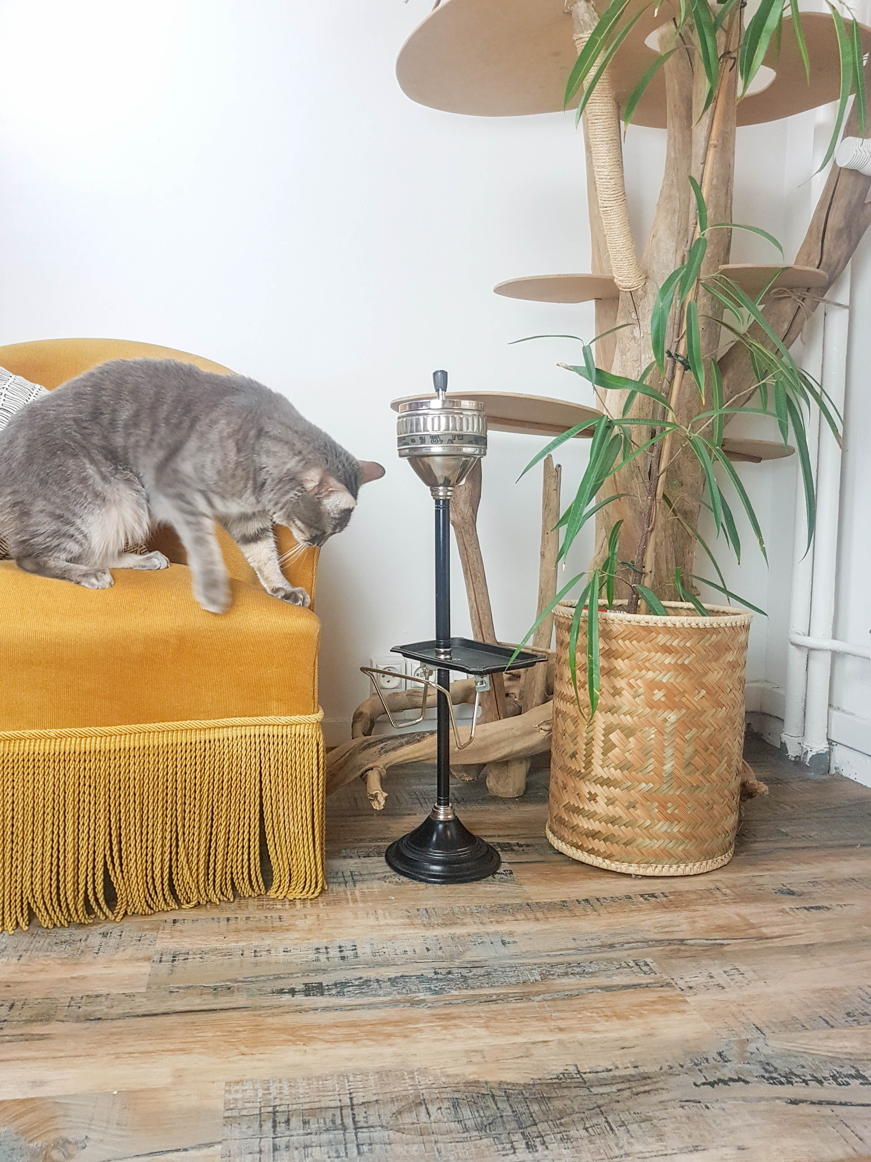 Cendrier sur pied vintage avec tablette et porte revue années 50
