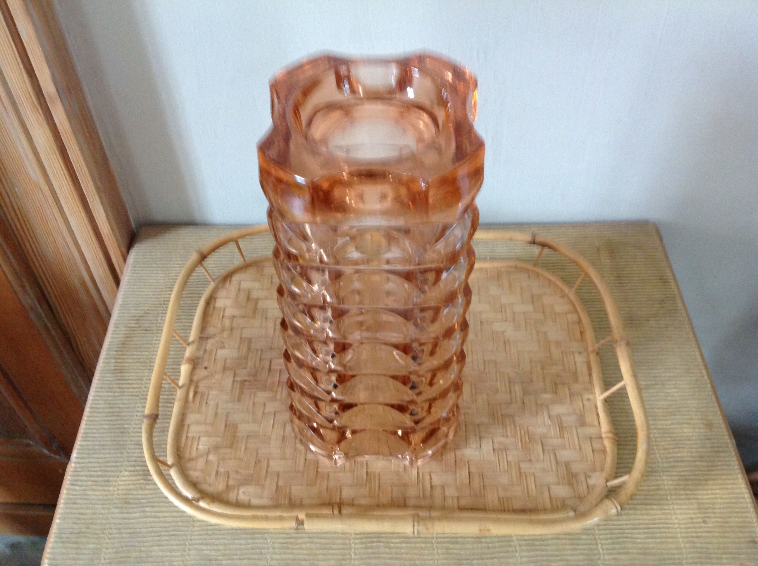 Vase 70s pink chiseled glass