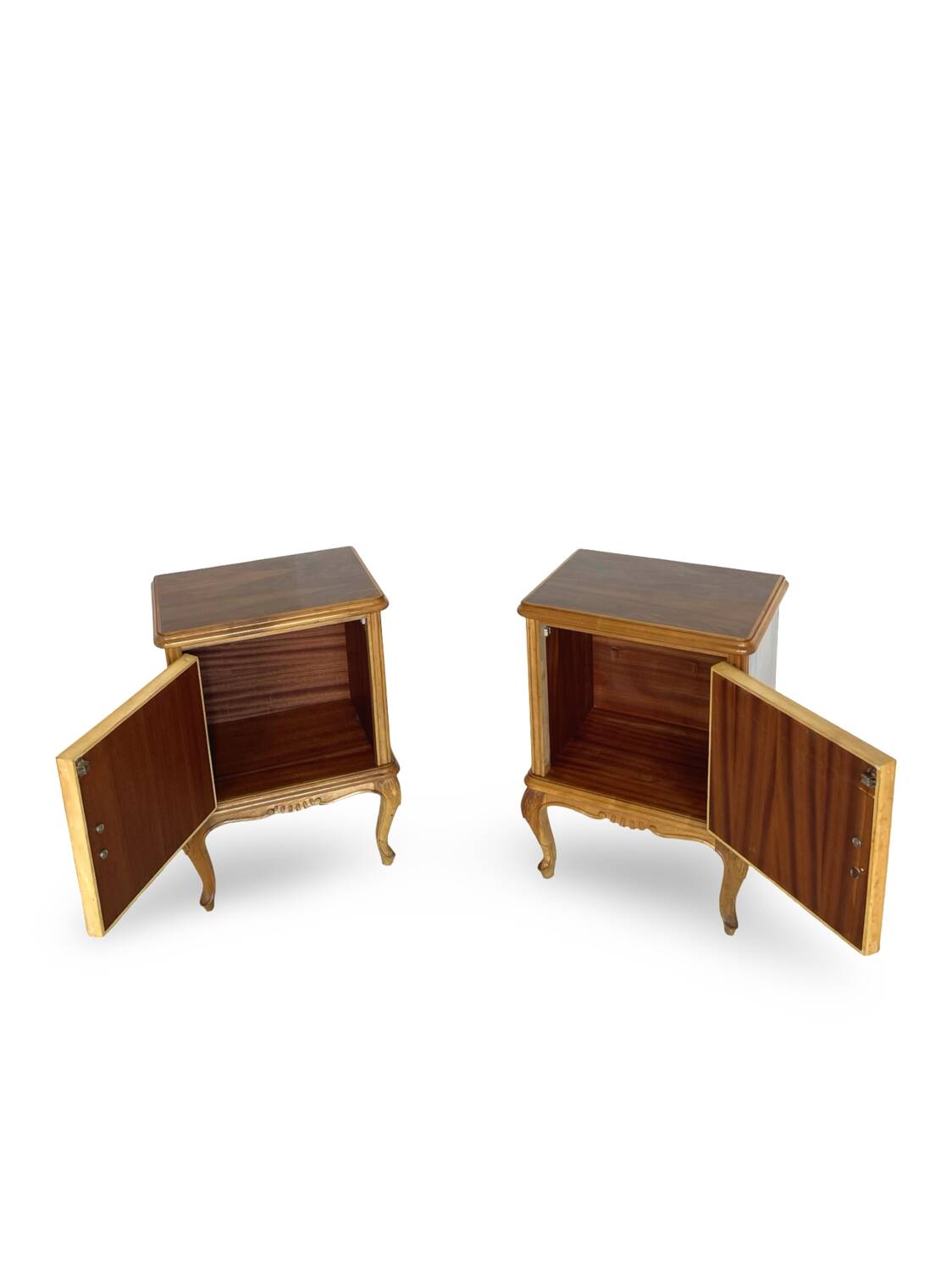 Tables de chevet italiennes en placage de noyer du milieu du siècle, années 1960.