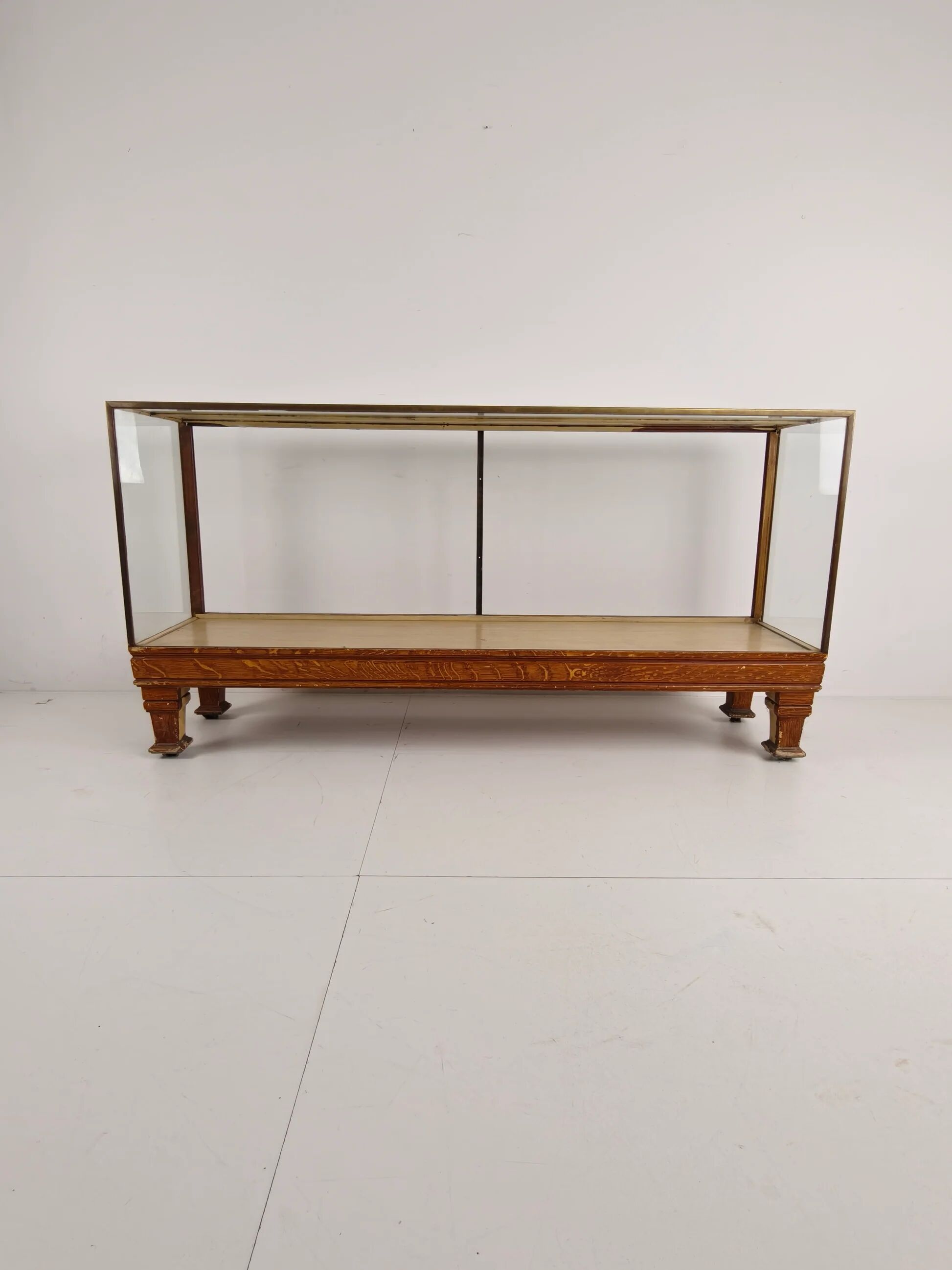 Comptoir de magasin ancien en laiton anglais – modèle étroit avec mesures en yards