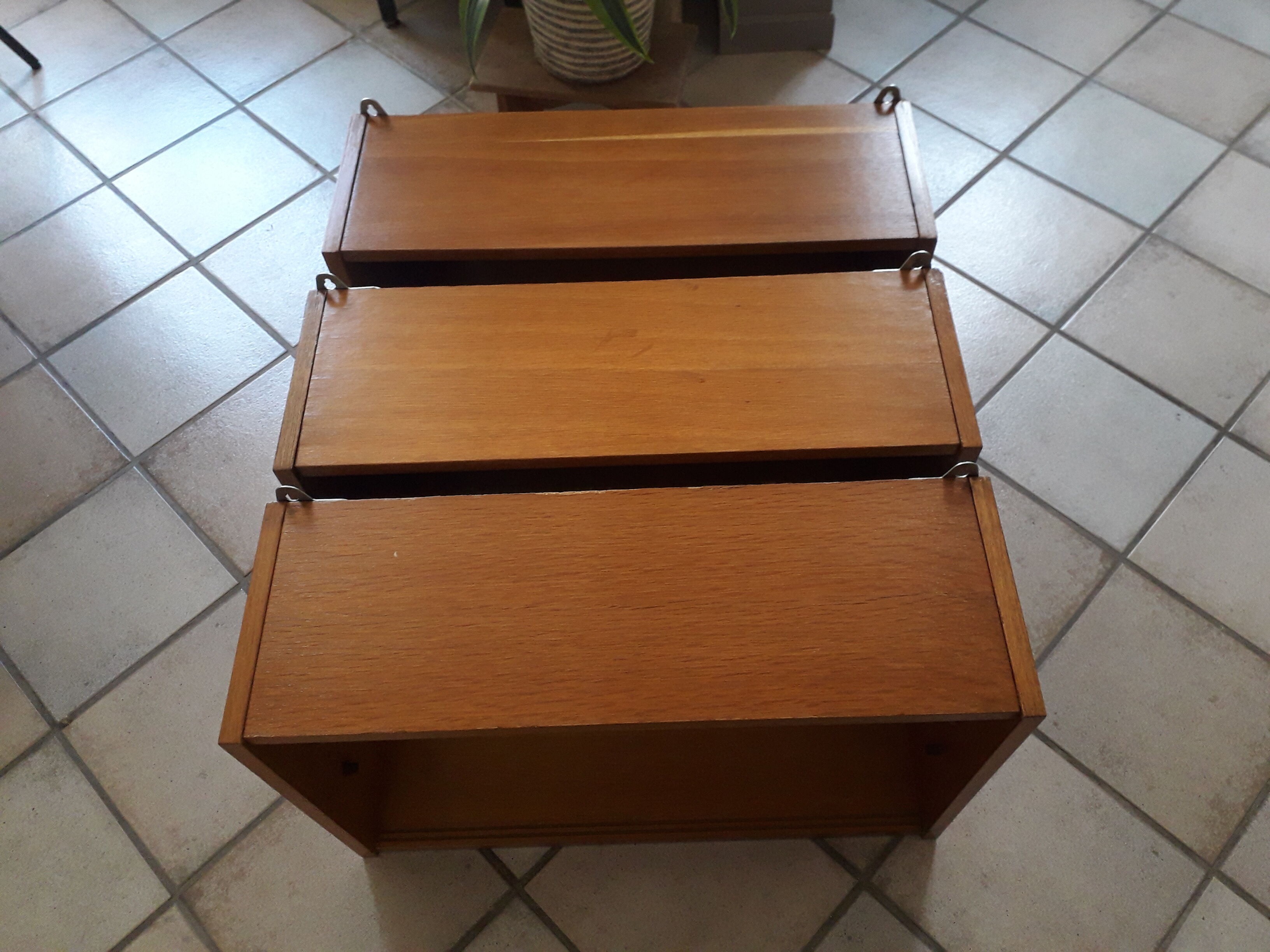 Wall display case in vintage oak veneer