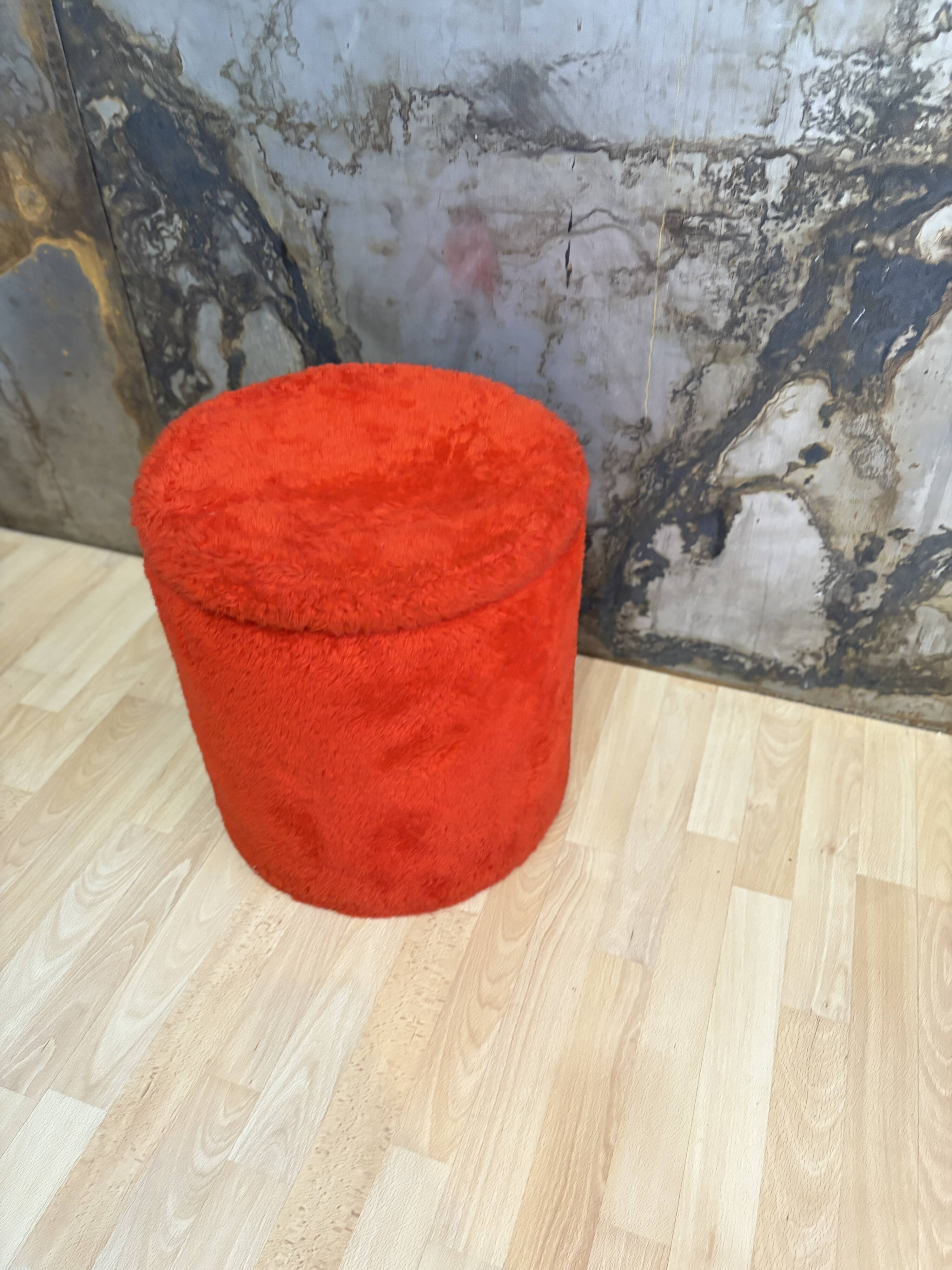 Tamtam-style pouffe with fur