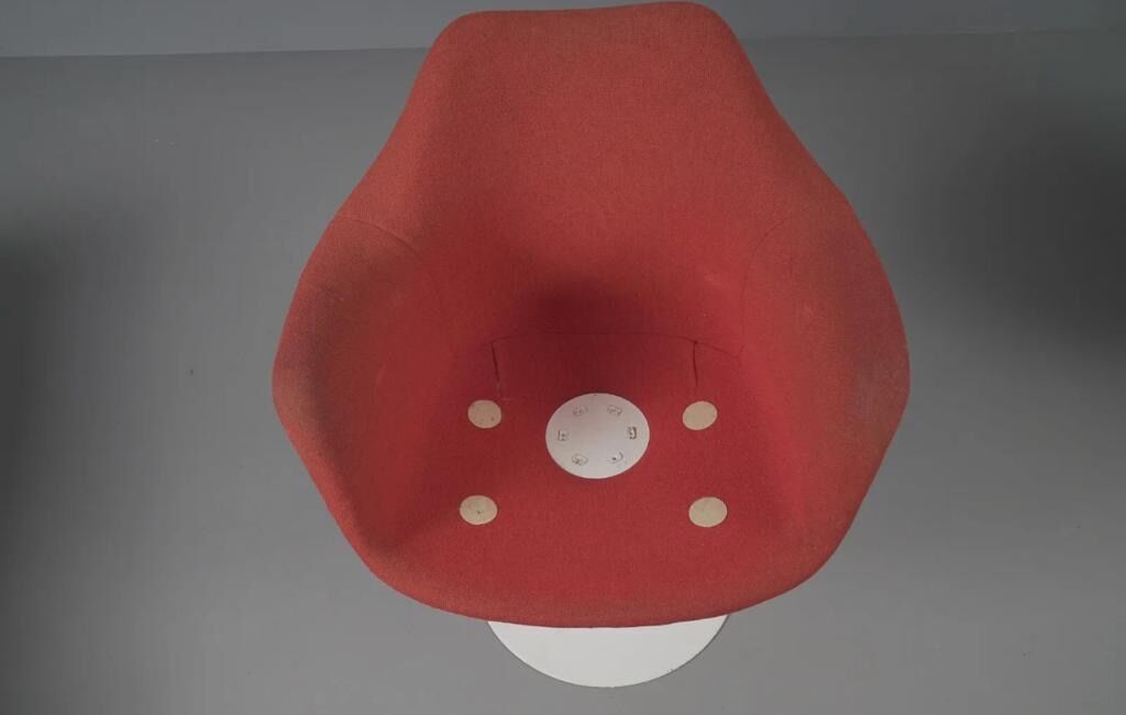 Tulip armchair by Eero Saarinen for knoll international