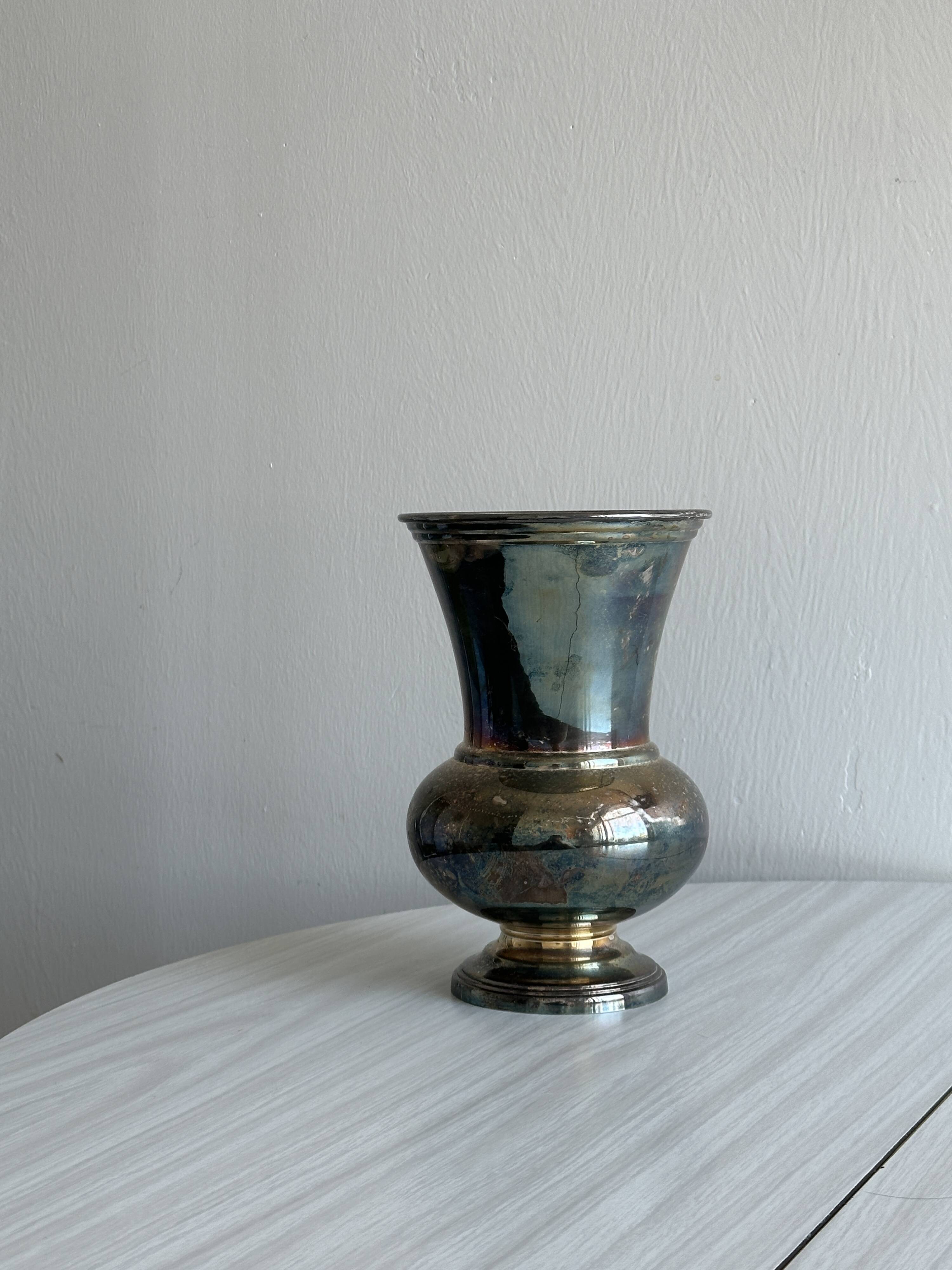 Vase en métal ancien très patiné