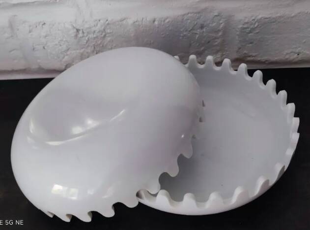Mebel Clam ashtray from the 1970s by Alan Fletcher in white.