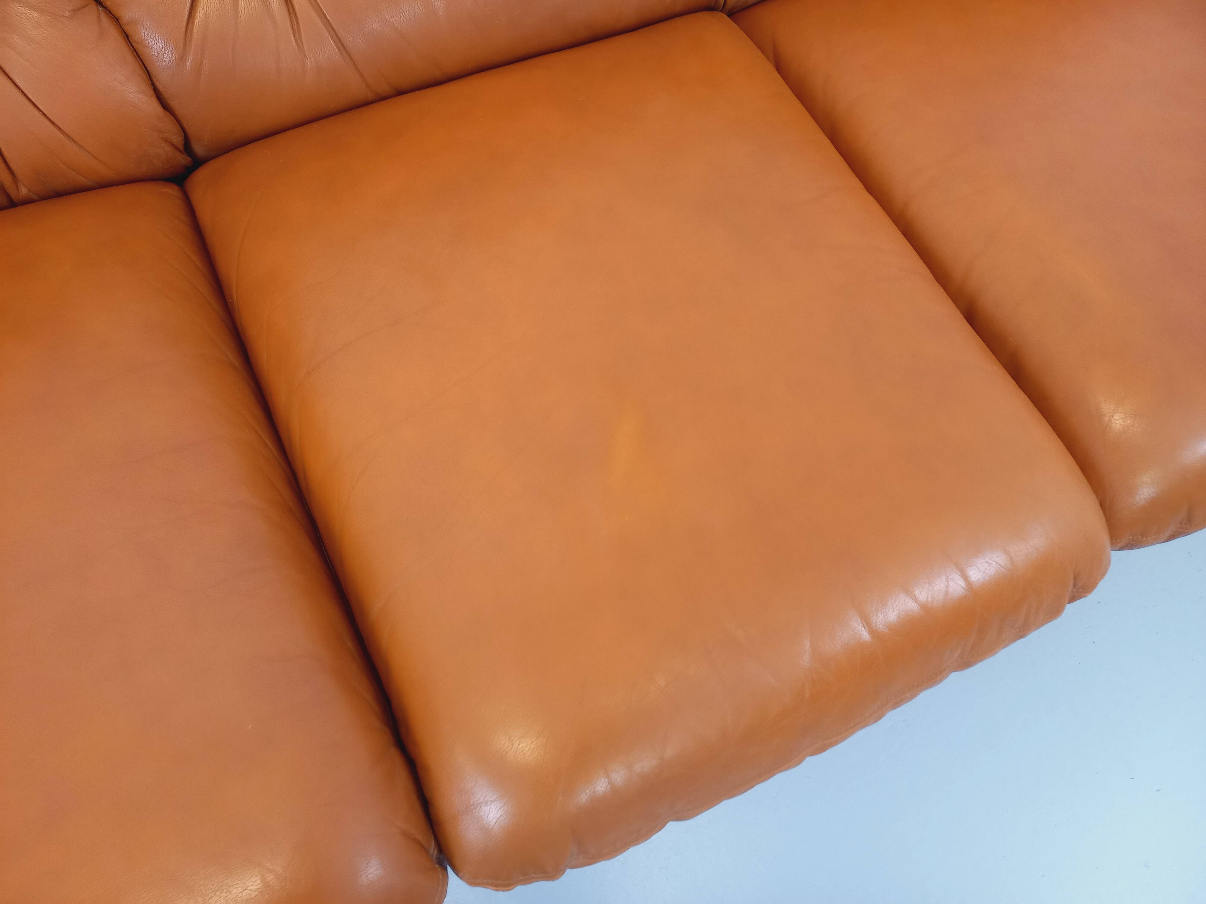 Vintage cognac camel leather canapé from the 1970s.