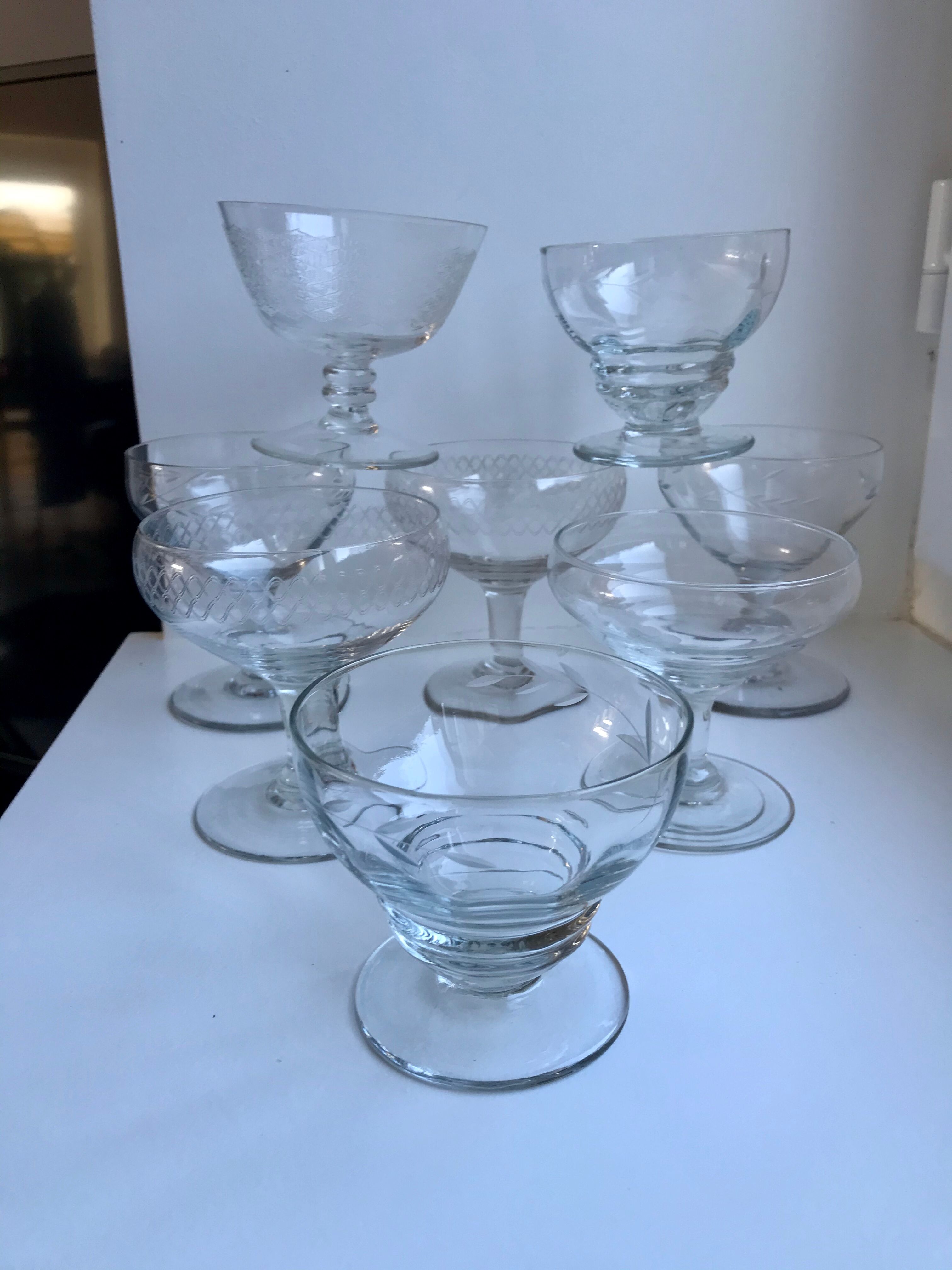 Set of 8 champagne glasses in crystal engraved 50s
