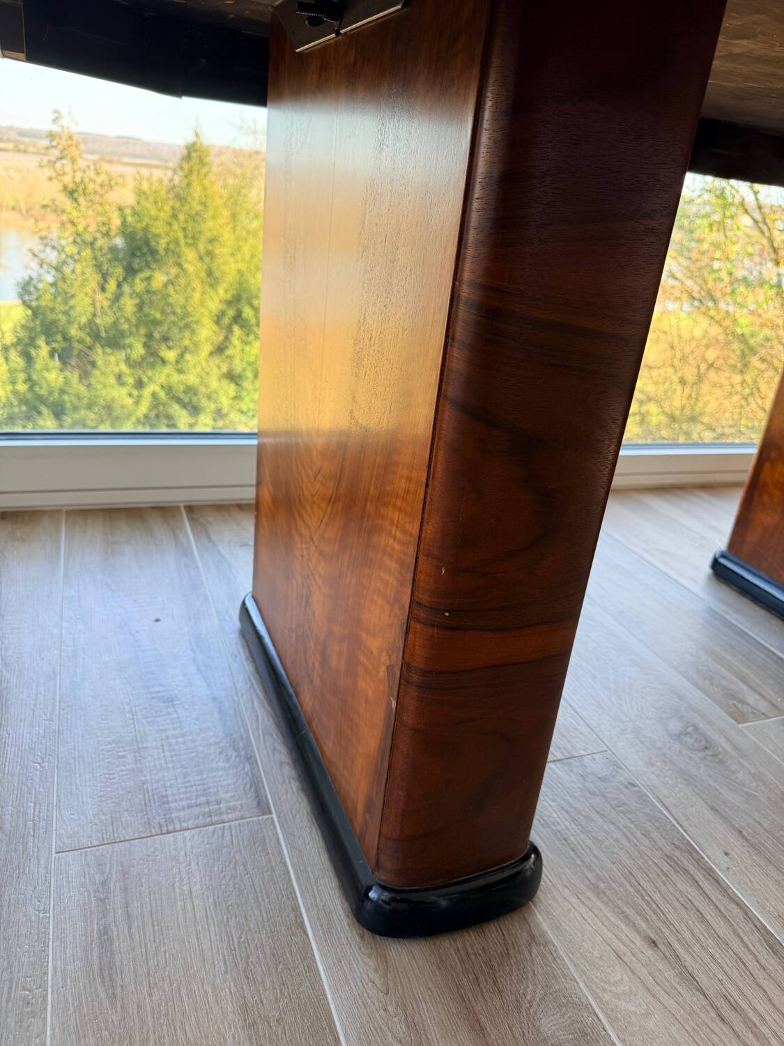English Art Deco table in flamed walnut – London, 1960